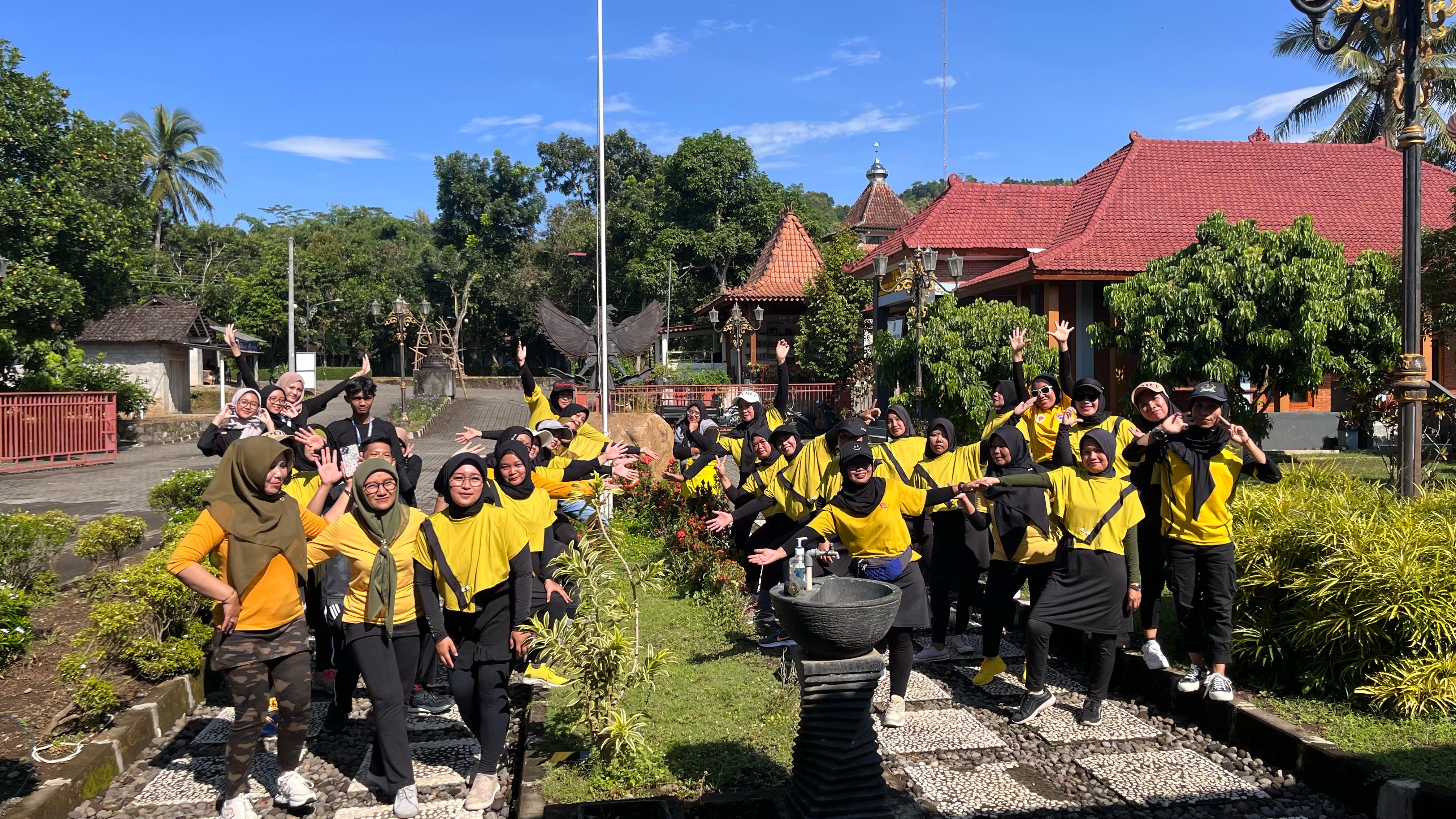 Senam Sehat Ibu-Ibu PKK di Kebun Buah Dusun Kurahan Borobudur